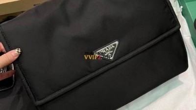 프라다 리나일론 라지 패딩 숄더백 1BD256 SIZE 28*14*36cm 검수사진✔ ☆☆☆☆☆