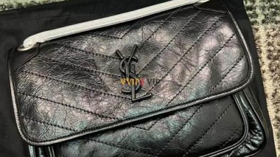 생로랑 니키백 미듐 SIZE 21*16*7.5cm / 미듐 28*20*8.5cm # 다른샵 물품이랑 비교해보세요 ^^