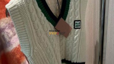미우미우 로고 패치 브이넥 니트 베스트 화이트 그린 MMV039 SIZE 36 38 40 검수사진✔ ☆☆☆☆☆