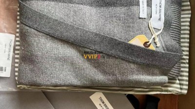 톰브라운 펀믹스 가디건 남여공용 SIZE 0 1 2 3 4 # 울 , 캐시미어 보풀 관리 힘든신분 이물품으로 하세요 !!! 면 100% 입니다 ~ 검수사진✔ ☆☆☆☆☆