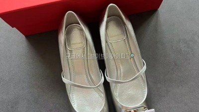 25FW 살바토레 페라가모 플랫 슈즈 01H345 0768869 WHITE 4 1/2=35 5 1/2=36 6 1/2=37  7 1/2=38 8 1/2=39 9 1/2=40 검수사진