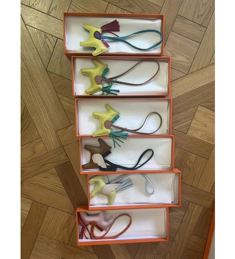 [판매완료] VVIP공방 에르메스 HERMES 로데오 참 핑크 PM 제가 한국에 보관하고 있어요 !!! 주문하신분 카톡 주세요 ^^