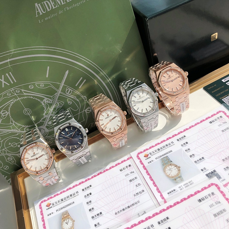 오데마피게 AUDEMARS PIGUET AP 로얄오크 33 다이아몬드베젤 쿼츠 여성시계 33MM + 0.71캐럿 + 스위스 쿼츠 무브먼트 + 두께 7MM 슬림 여성분들 착용하기에 무겁지 않음^^ ☆☆☆☆☆ #신공장