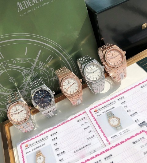 오데마피게 AUDEMARS PIGUET AP 로얄오크 33 다이아몬드베젤 쿼츠 여성시계 33MM + 0.71캐럿 + 스위스 쿼츠 무브먼트 + 두께 7MM 슬림 여성분들 착용하기에 무겁지 않음^^ ☆☆☆☆☆ #신공장