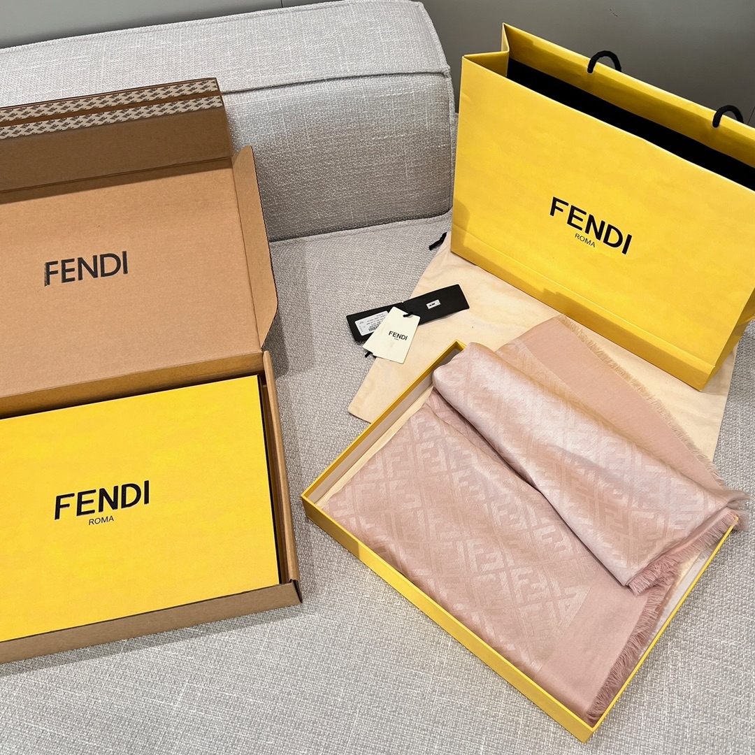펜디 FENDI FF로고 스퀘어 자카드 숄 스카프 SIZE 140*140cm @ 울 45% + 실크 45% + 폴리아미드 10% ☆☆☆☆☆