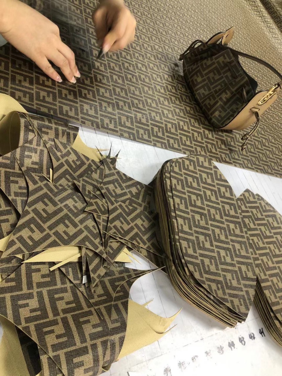 펜디 FENDI 포모도리노 드로스트링 미니 버킷백 핸드백 8BS059 다크 브라운 FF 로고 [사이즈] 21.5x14x7cm #vvip공장