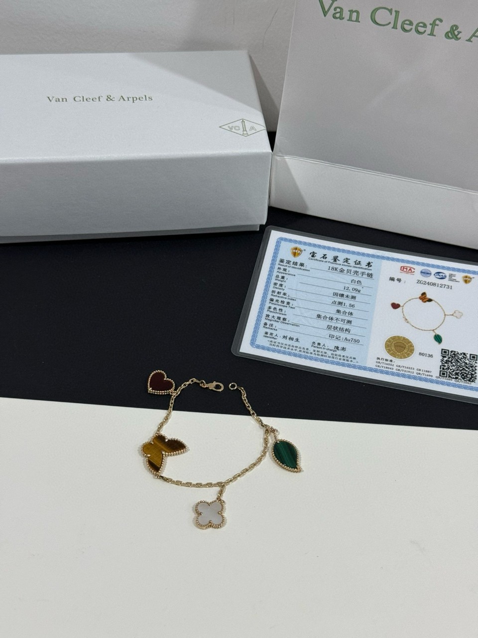 반클리프앤아펠 Van Cleef & Arpels 럭키 알함브라 브레이슬릿, 4개 모티브18K 옐로우 골드, 마더오브펄, 말라카이트, 커넬리언, 타이거즈 아이 VCARD79600 #18K비밀공방