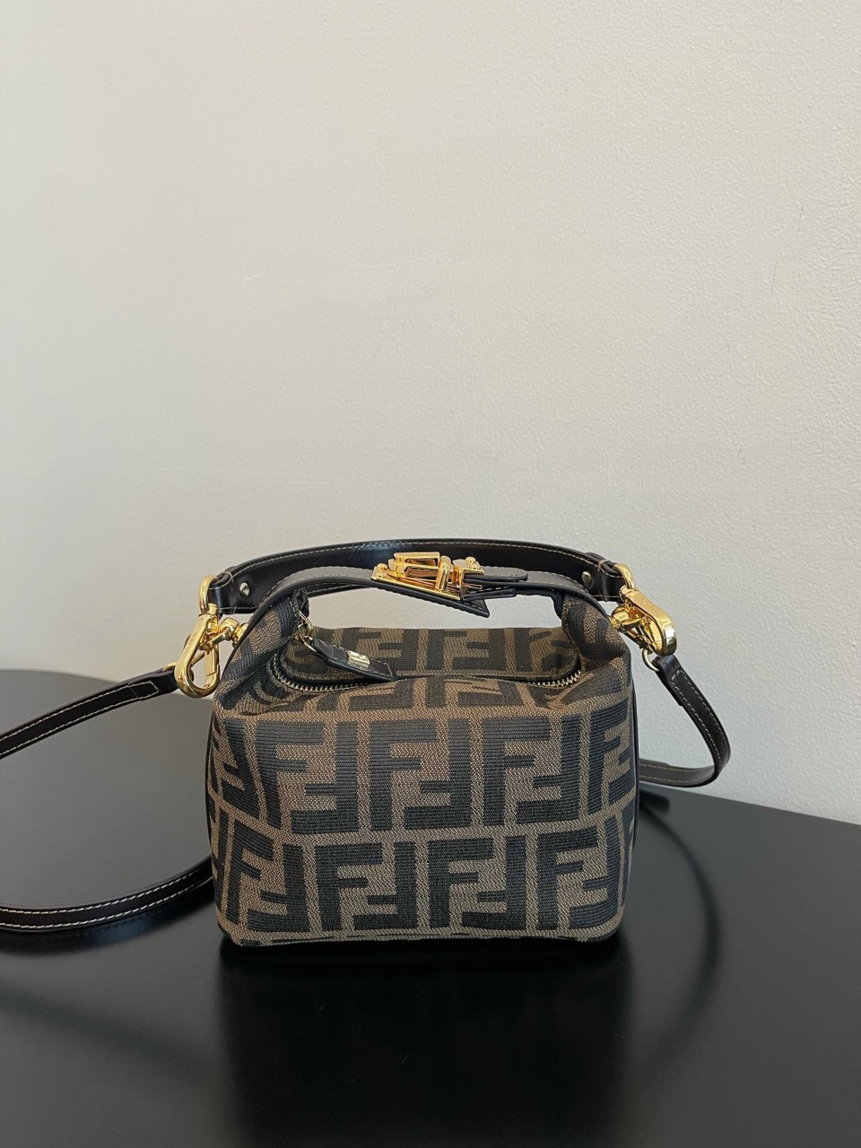 펜디 FENDI FF 자카드 패브릭 주카 미니백 [사이즈] 16x9x11cm #boxini