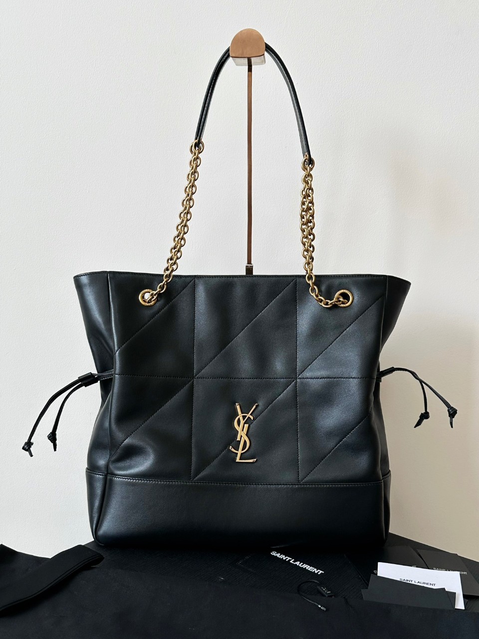 24FW 생로랑 블랙 나파 레더 제이미 4.3 버켓 가방 809824AAB32 1000 [사이즈] 34x27x3cm