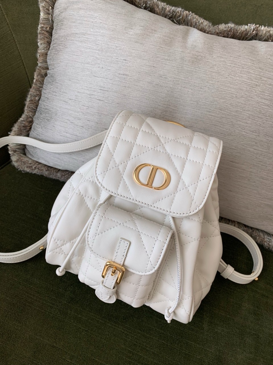 디올 Dior Caro 스몰 백팩 라떼 매크로까나쥬 양가죽 M6302UNOZ_M900 19.5x18.5x8.5cm #엔젤샵
