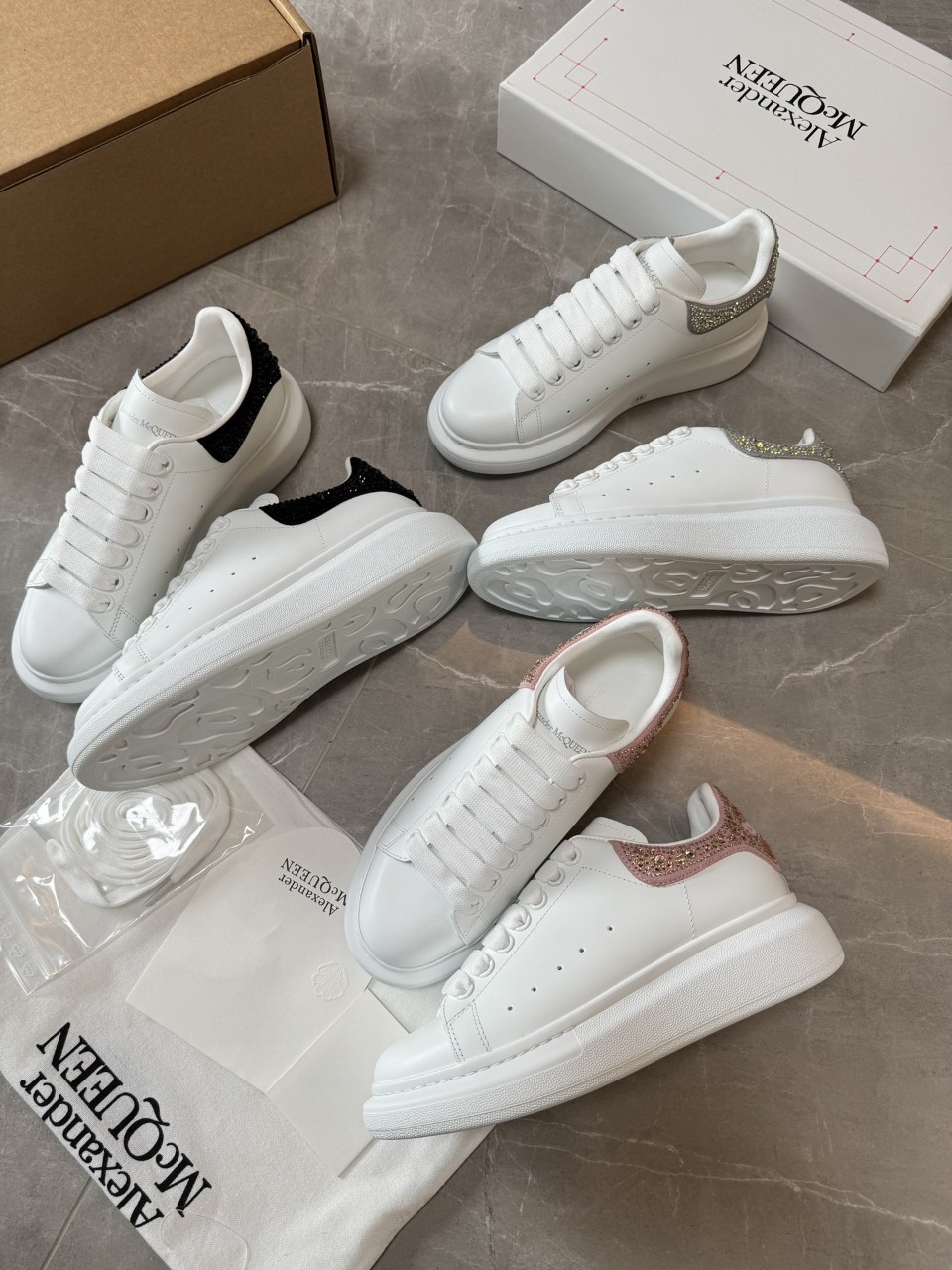 알렉산더맥퀸 ALEXANDER MCQUEEN 임벨리시드 레더 스니커즈 35~44