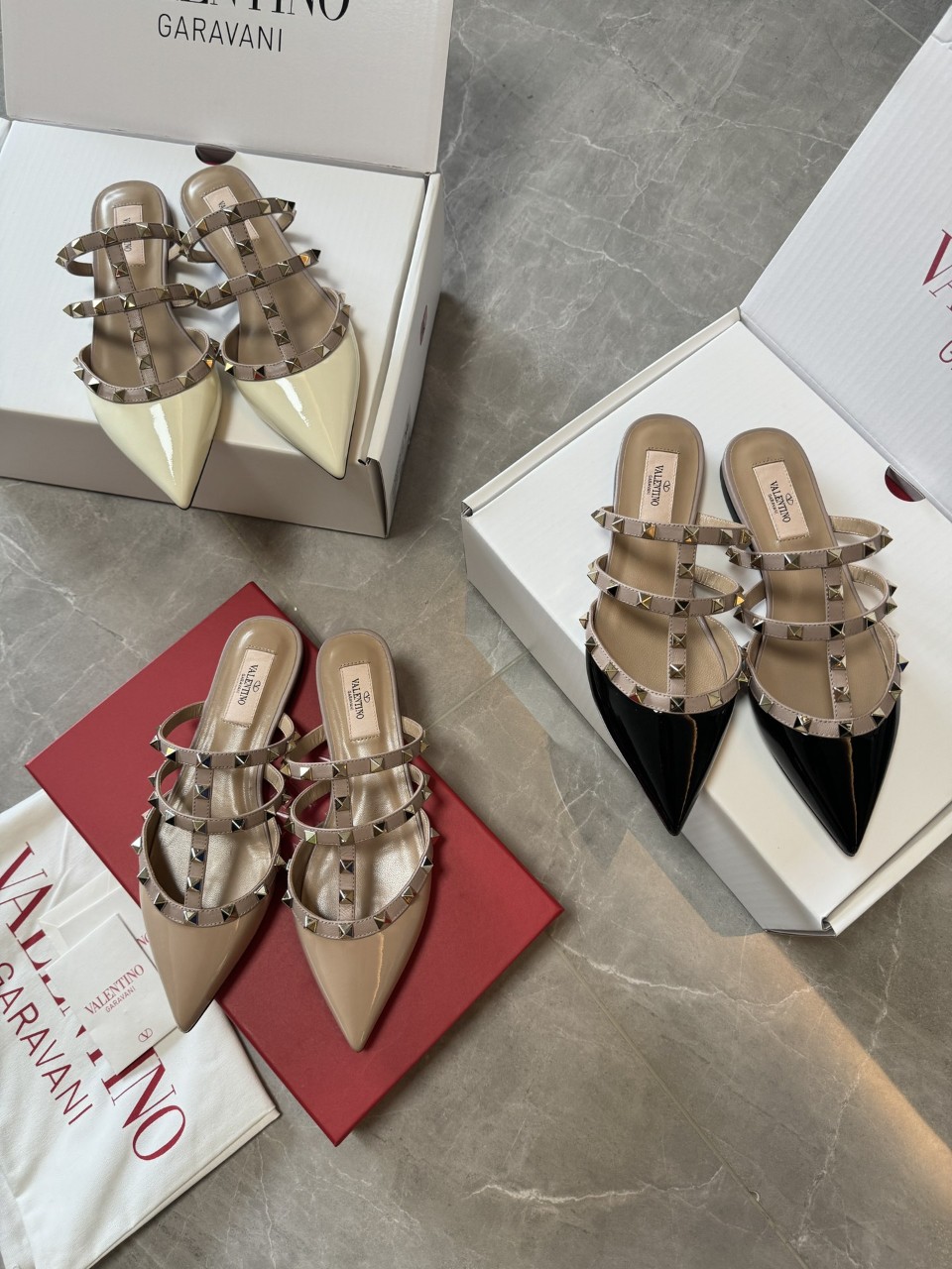 발렌티노 Valentino 페이턴트 가죽 락스터드 뮬 34~40