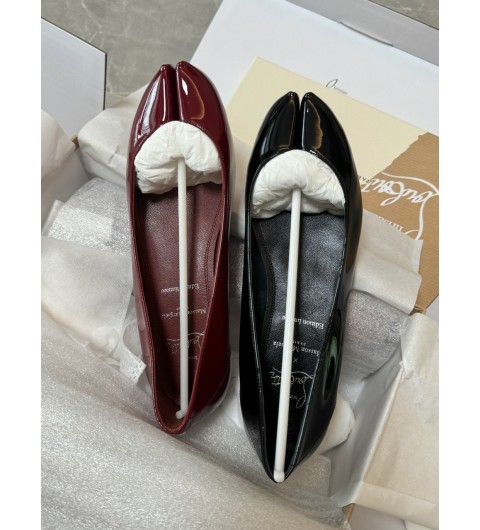 메종마르지엘라 x 크리스찬 루부탱 25SS MARLOUGIELA 타비 플랫슈즈 S39WZ0109P7374HB018