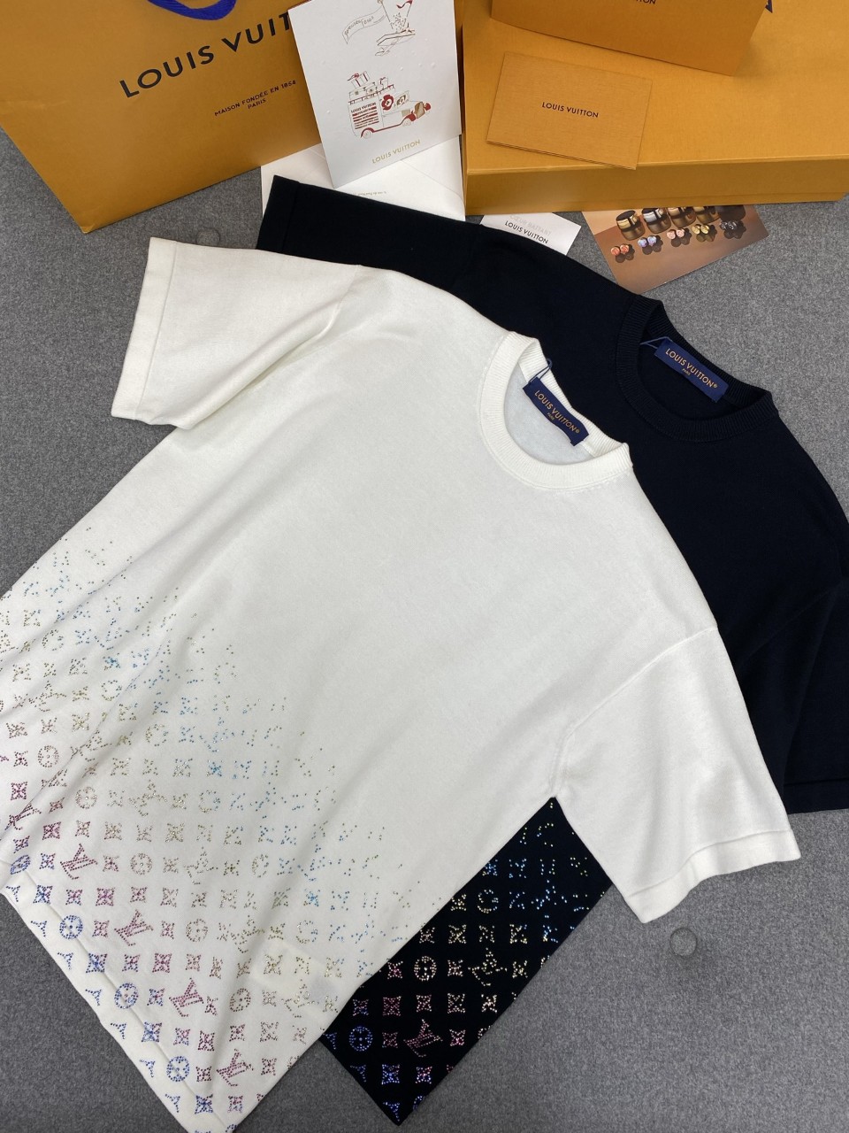 루이비통 모노그램 그라데이션 장식 반팔 크루넥 2컬러 1AGTLH S M L XL