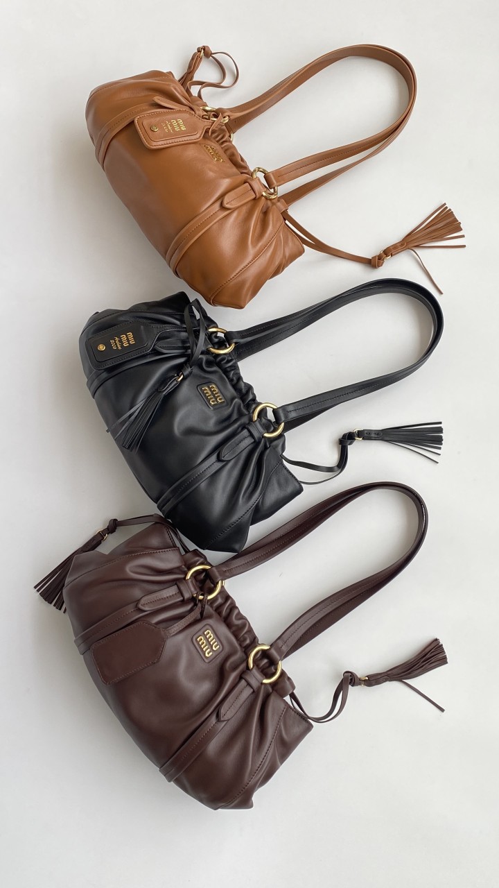 미우미우 24FW 5BG306 2CSW F0002 미우미우 쥬아 나파 레더 스몰 숄더백 270155 1144455 32x16x10.5cm #티무역