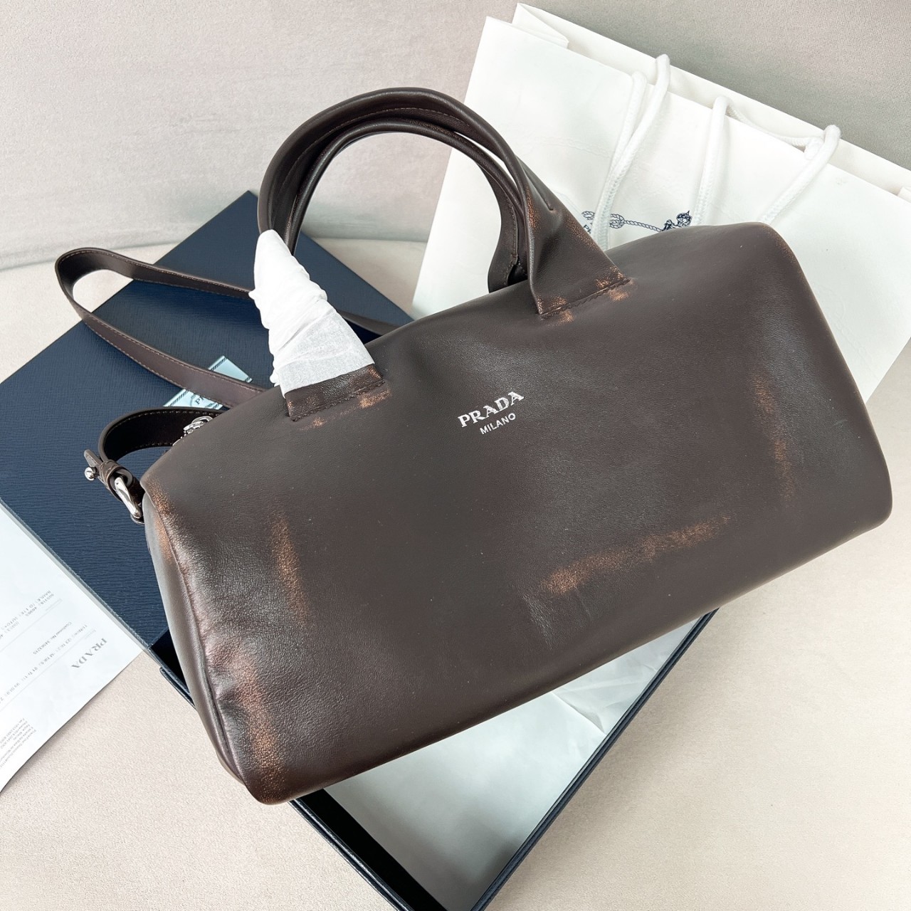 25SS 프라다 로고 프린트 브러쉬 그레인 레더 스몰 더플백 2VC046 2C75 F0003 35x17.5x17.5cm