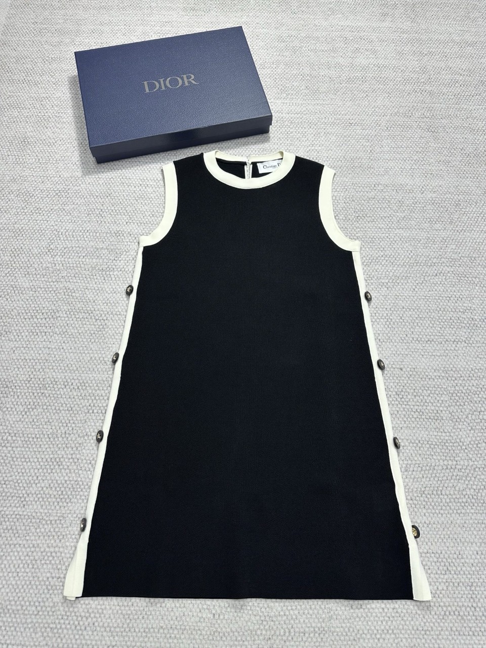 디올 Dioriviera 쇼트 스트레이트 드레스 블랙 & 에크루 테크니컬 니트 544R32A5005_X9000 36 38 40 #타지아