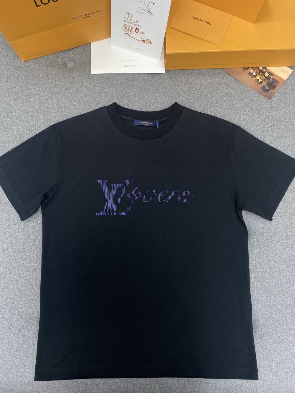 루이비통 25SS 이리데슨트 LV 남성 반팔 티셔츠 블랙 1AGTSD S M L XL