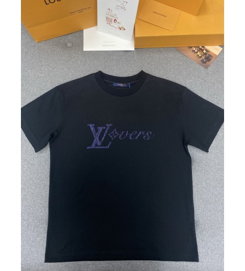 루이비통 25SS 이리데슨트 LV 남성 반팔 티셔츠 블랙 1AGTSD S M L XL