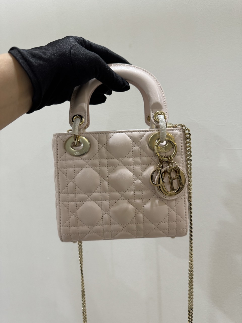 디올 Lady Dior 미니 백 파우더 핑크 까나쥬 양가죽 M0505ONGE_M413 #vvip공장