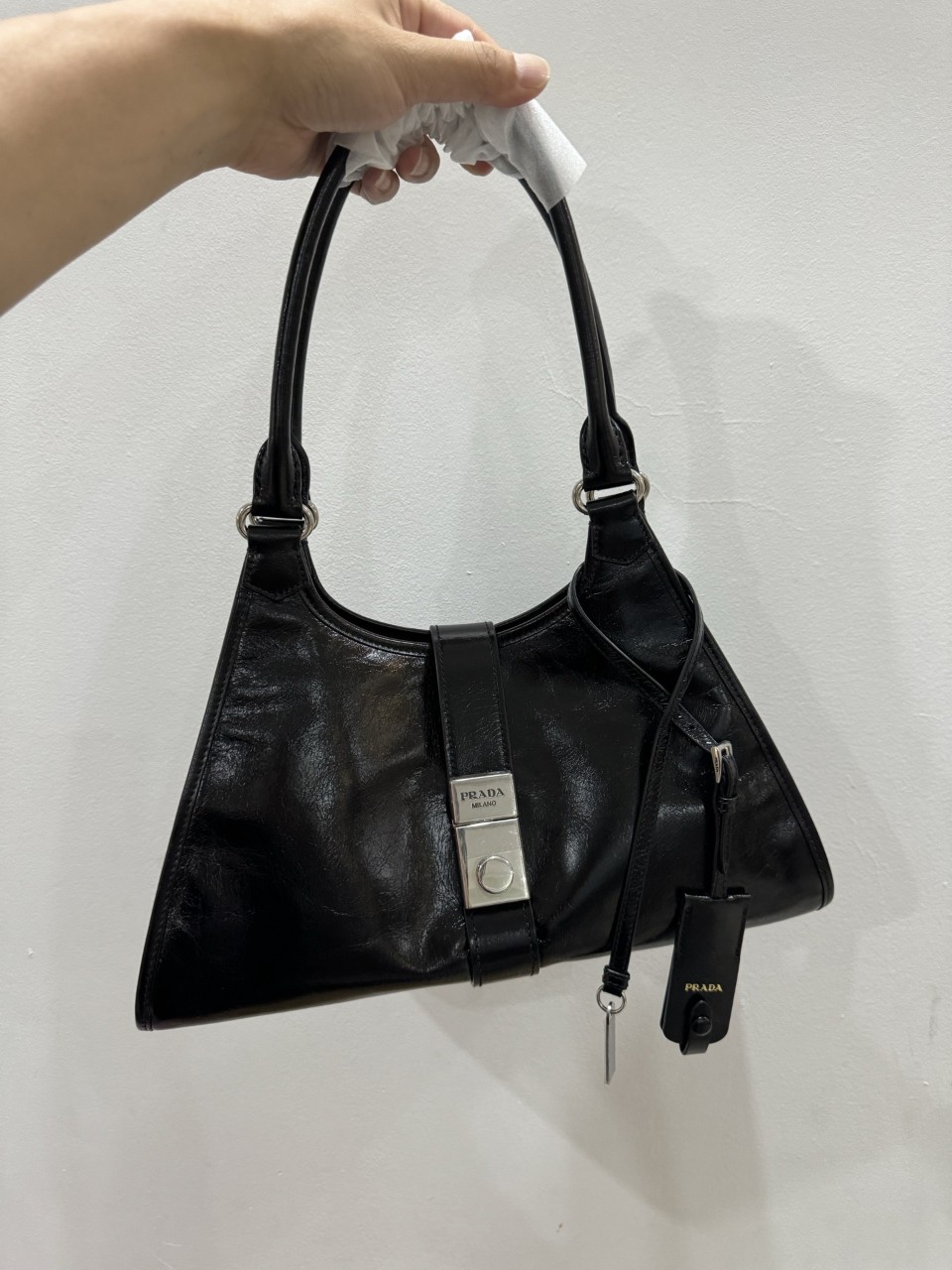 프라다 블랙 가죽 슬릭 디자인 숄더 백 1BG563VO00 2CYRF0002 32x21x15cm #vvip공장