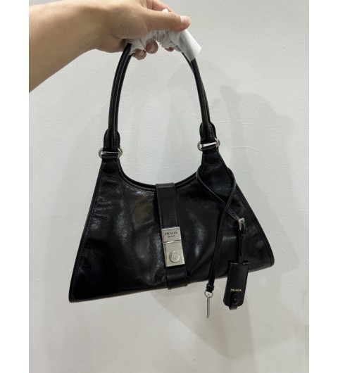 프라다 블랙 가죽 슬릭 디자인 숄더 백 1BG563VO00 2CYRF0002 32x21x15cm #vvip공장