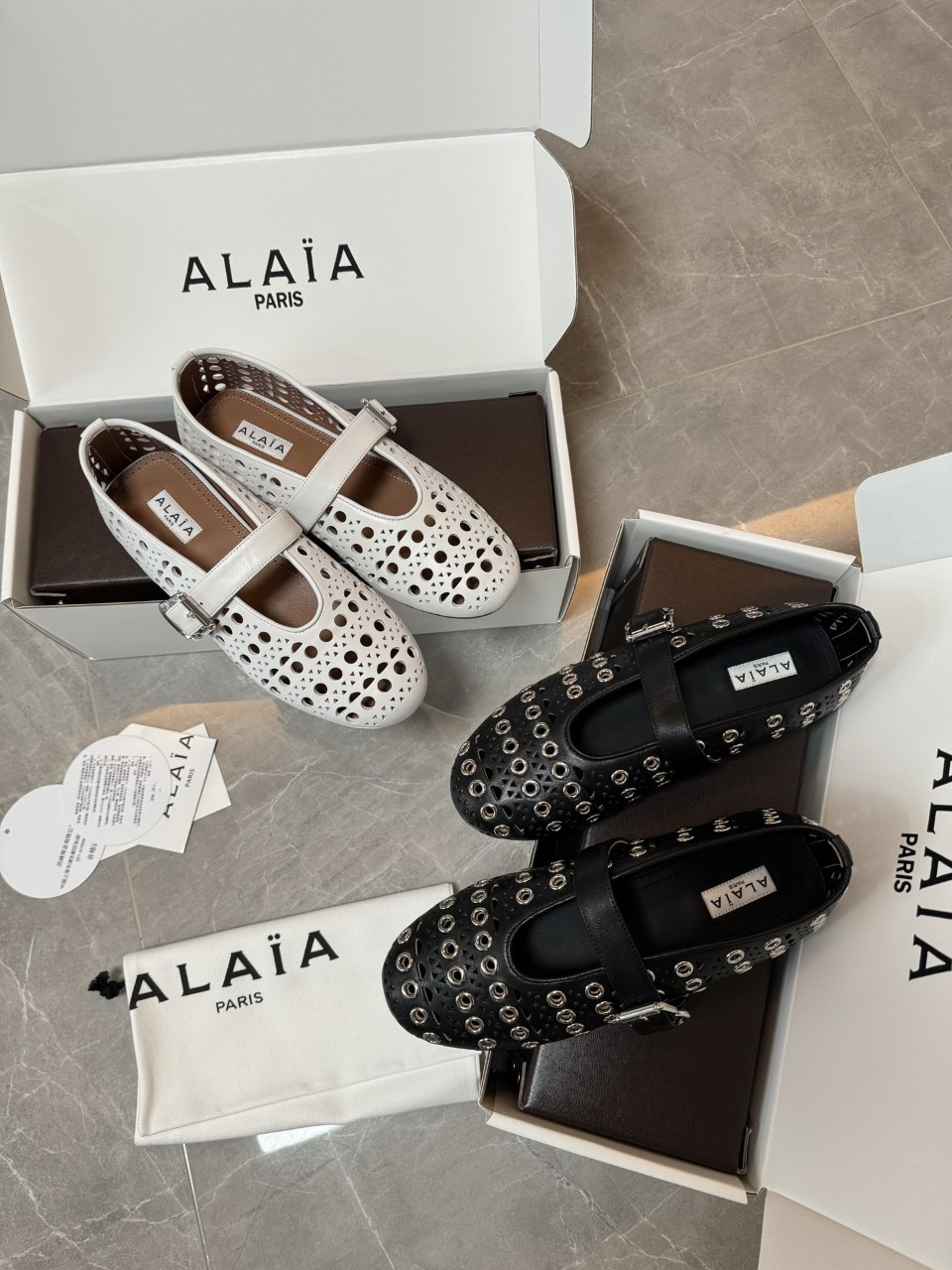 ALAIA 알라이아 비엔나 발레리나 펀칭 플랫슈즈 화이트 AA3A029CK216 35~40