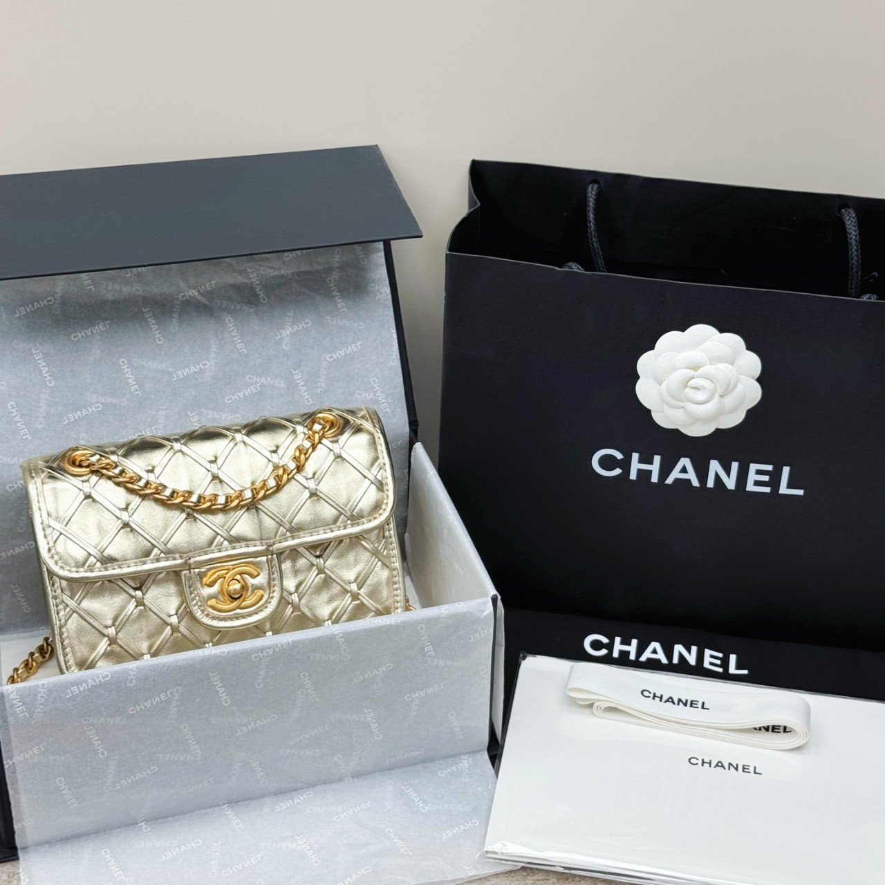 샤넬 미니 플랩 백 Metallized Braided Calfskin & Gold-Tone Metal 골드 AS4797 B20071 U0509 13x19x5.5cm #여왕아더샵