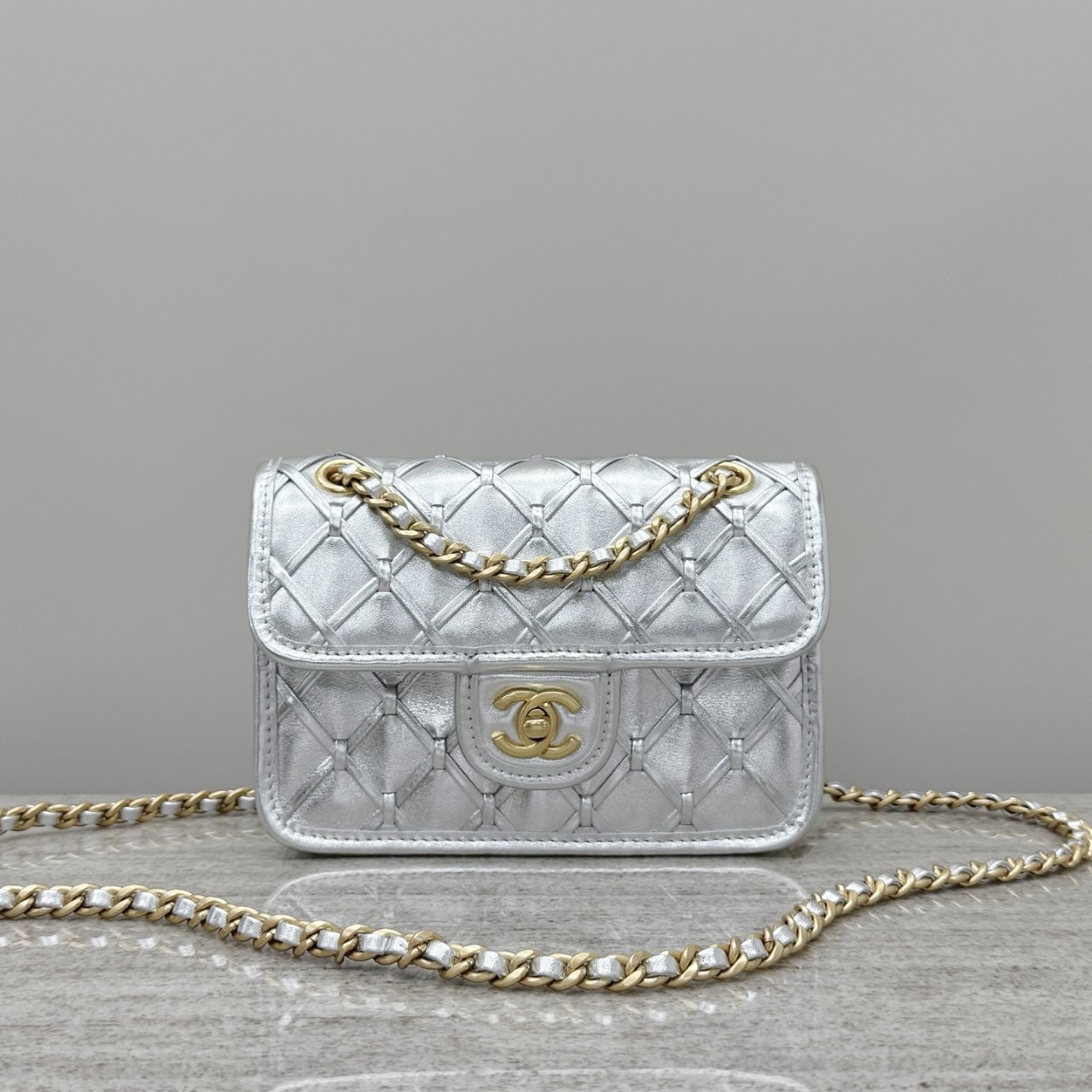 샤넬 미니 플랩 백 Metallized Braided Calfskin & Gold-Tone Metal Silvery AS4797 B20071 NL673 13x19x5.5cm #여왕아더샵
