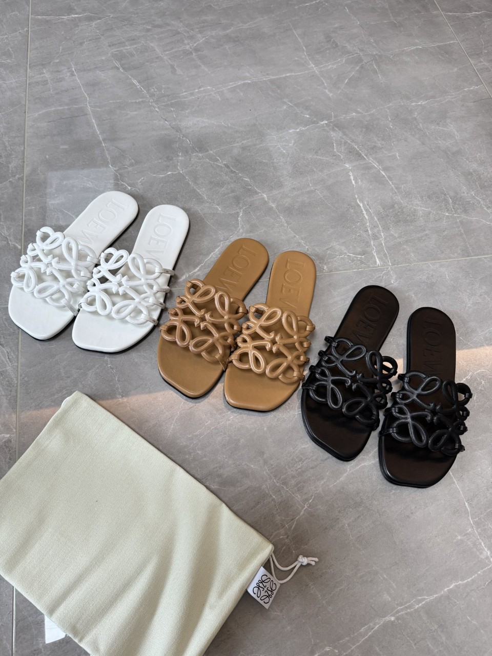 로에베 가죽 아나그램 슬리퍼 Leather Petal Anagram Slides 000000000007710857 35~40