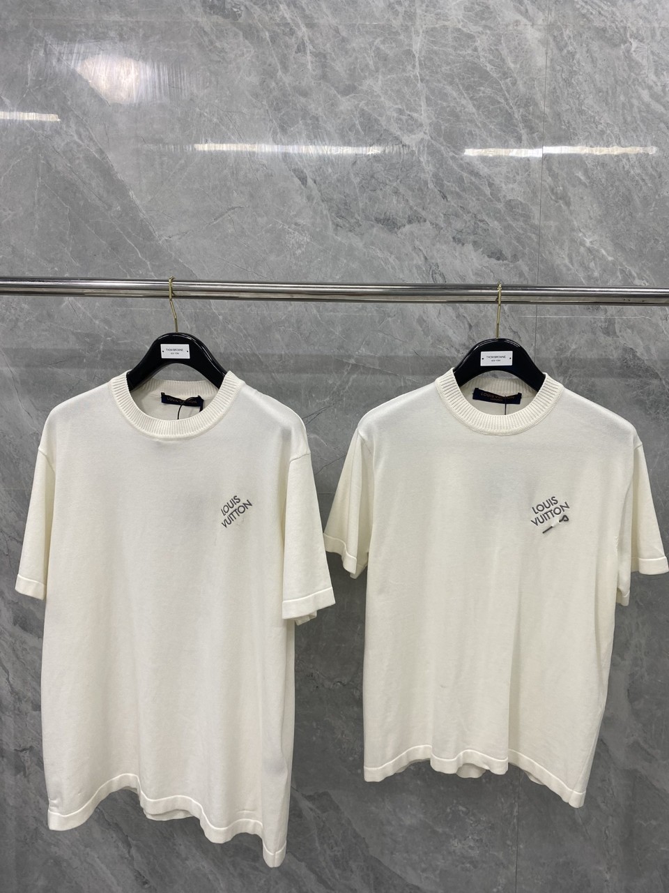 루이비통 시그니처 남성 코튼 니트 반팔 티셔츠 블랙 화이트 1AATXA S M L XL