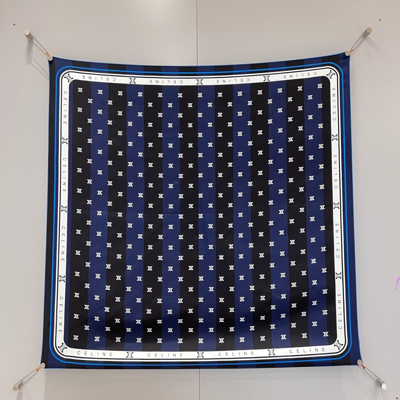 셀린느 CELINE 트리오페 패턴 실크 스카프 90x90cm 100% 실크